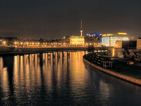 Blick bei Nacht über die Spree in Richtung Fernsehturm