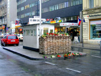 Blick auf den ehemaligen Grenzübergang Checkpoint Charlie