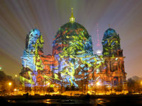 Blick auf den Berliner Dom während dem Festival of Lights