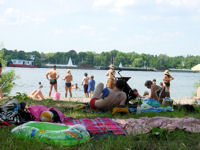 Blick auf den Wannsee in Berlin und einen Teil seiner Liegeflächen