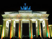 Blick auf das bunt beleuchtete Brandenburger Tor in Berlin