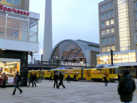 Blick über den Alexanderplatz auf den Bahnhof in frühmorgendlicher Stimmung