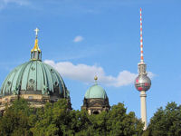 Blick auf den Fernsehturm in Berlin und den benachbarten Dom